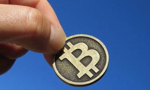 区块链权限系统的定义与基础概述

区块链权限系统是一种利用区块链技术建立的权限管理框架，它为用户、组织和应用程序提供一个透明且安全的方式来管理和控制权限。这种系统通过智能合约和去中心化的特性，解决了传统权限管理方案中的许多问题，比如信任缺失和中介依赖等。

在区块链权限系统中，所有操作和权限的记录都保存在一个去中心化的账本上。这意味着，任何人都可以追踪和确认这些记录，只要他们拥有相应的访问权限。这种透明性和不可篡改性使得权限管理变得更加可靠。

区块链权限系统的工作原理

区块链权限系统的工作原理可以分为几个基本层面，这里我们通过简单的例子来进行说明。

首先，设想一个公司内部的文件管理系统。在传统的文件管理中，权限通常由一个中央管理员设定和维护。然而，如果有人需要查看或编辑某个文件，就必须经过中心管理人员的批准。这不仅耗时，还可能因为人为错误导致权限处理不当。

而在区块链权限系统中，每个人的权限都可以通过智能合约进行自动化管理。例如，某个文档的权限可以被设定为只有部门经理和特定项目组成员能够访问。当参与者需要访问文档时，他们只需声明他们的身份，系统就会自动验证其权限并记录这一过程。

区块链权限系统的优势

区块链权限系统带来了许多明显的优势，这里列举几个关键点：

ul
listrong透明性：/strong每一次的权限变更都会被记录在区块链上，任何人都可以查看相关的记录。/li
listrong安全性：/strong去中心化的特性使得数据不容易被篡改，提高了系统的安全性。/li
listrong降低成本：/strong减少了对中介和管理员的依赖，使得权限管理变得更加高效，节省了时间和经济成本。/li
listrong灵活性：/strong智能合约可以根据需求灵活地设定和变更权限，带来更高的适应性。/li
/ul

区块链权限系统的应用场景

区块链权限系统的应用非常广泛，以下是几个突出的应用案例：

ul
listrong企业内部信息管理：/strong在企业内部的文件共享和项目协作中，区块链可以有效管理不同员工的权限。/li
listrong金融服务：/strong在金融行业，可以利用区块链权限系统来交易、合规及监管流程。/li
listrong医疗健康：/strong在患者数据的管理中，区块链权限系统可以确保只有授权的医疗人员能够访问敏感数据。/li
listrong物联网：/strong物联网设备之间的权限管理同样可以通过区块链实现，确保设备在安全的环境中互动。/li
/ul

区块链权限系统面临的挑战

尽管区块链权限系统有许多优点，但它仍然面临着一些挑战：

ul
listrong技术复杂性：/strong区块链技术本身较为复杂，对于非技术背景的用户而言，可能存在理解上的难度。/li
listrong标准化缺乏：/strong不同区块链平台之间缺乏统一的标准，可能导致互操作性的问题。/li
listrong法律与合规：/strong区块链技术在不同的国家和地区受到的法律监管不同，这可能影响其应用。/li
/ul

未来展望

随着区块链技术的逐渐成熟，市场开始逐步接受并尝试各种区块链应用，区块链权限系统的未来非常广阔。尤其在企业管理、数据安全及合规性等领域，它将可能发挥越来越重要的作用。

同时，需要持续关注相关的法律法规以及技术标准的发展，以确保区块链权限系统能够在合规的环境中高效运作。

相关问题

h41. 区块链权限系统如何确保数据的安全性？/h4
区块链权限系统之所以能够确保数据安全，主要得益于其去中心化的特性和加密技术。当数据被写入区块链时，它会通过加密算法进行处理，确保只有拥有正确权限的用户才能访问。此外，区块链的不可篡改性也确保了数据一旦被记录就无法被随意修改，这大大提高了数据的安全性。

h42. 如何评估区块链权限系统的有效性？/h4
评估区块链权限系统的有效性可以从多个维度进行：
ul
listrong透明度：/strong系统能否清晰地记录所有权限变更，并且这些记录是否容易被审计。/li
listrong用户友好性：/strong用户能否便捷地获取所需的权限，以及操作是否直观。/li
listrong响应速度：/strong系统是否能够快速处理权限请求，并且高效响应用户需求。/li
/ul

总之，区块链权限系统承诺通过技术手段实现更高水平的治理和管理，给各行各业的数字化转型提供了强有力的支持。

深入解析区块链权限系统：安全、高效、透明的管理解决方案